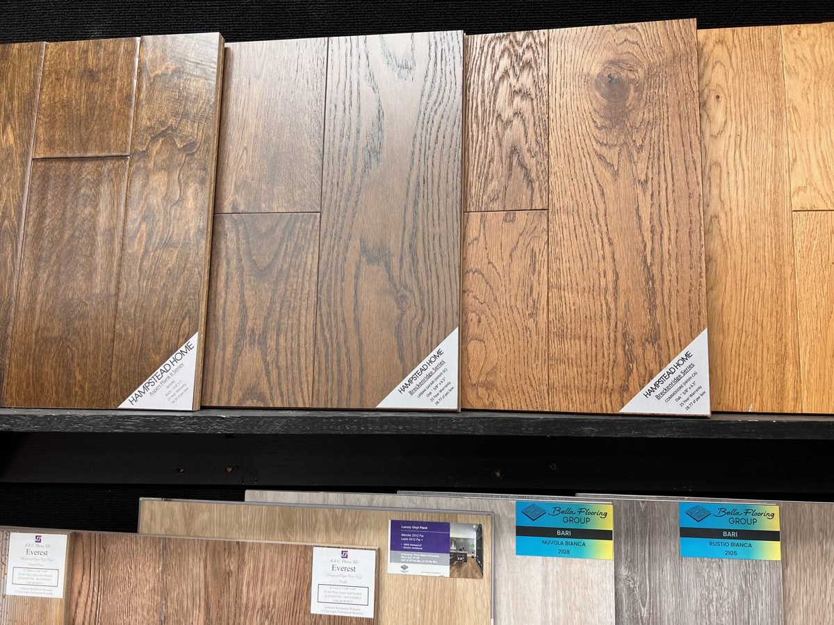 hardwood-flooring-owensboro-ky-oak-planks Oak hardwood flooring planks with natural grain in Owensboro KY
